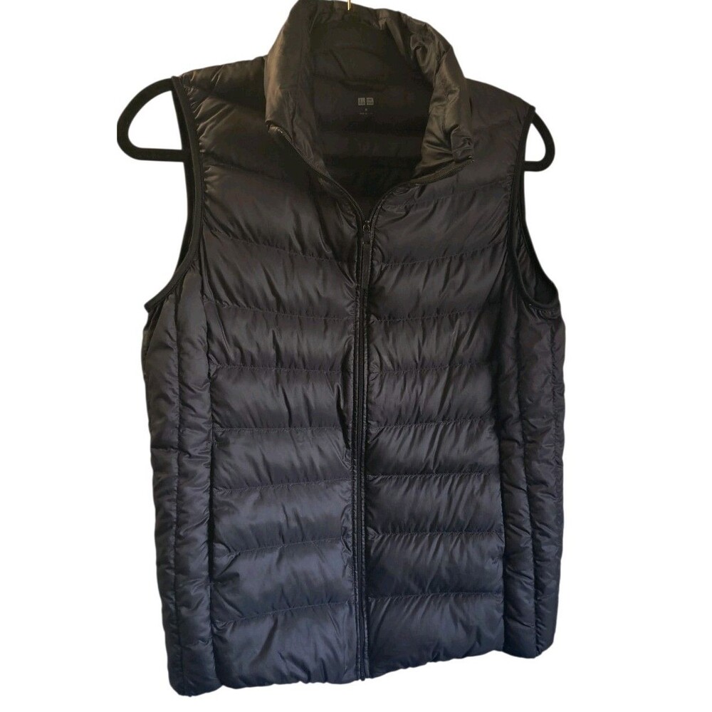 Uniqlo Ultra Light Down Vest Medium Black Puffer Zip Pockets packable Warm